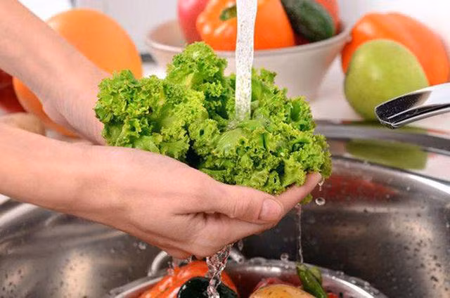 5 cach rua rau chang nhung khong sach ma con co the "ruoc" benh vao nguoi nhung ai cung lam - 6