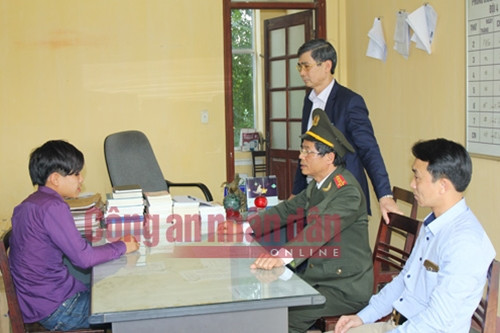 Lấy lời khai đối tượng Phạm Minh Vương (áo tím). Lấy lời khai đối tượng Phạm Minh Vương (áo tím).