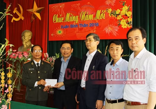 Ban giám đốc Công an tỉnh Hà Nam thưởng "nóng" Ban chuyên án.