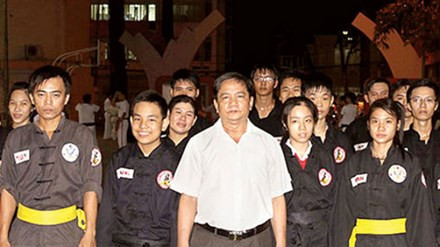 Võ đánh cọp và những huyền thoại ly kỳ ảnh 1 Tiến sĩ - võ sư Hồ Văn Tường cùng các võ sư.