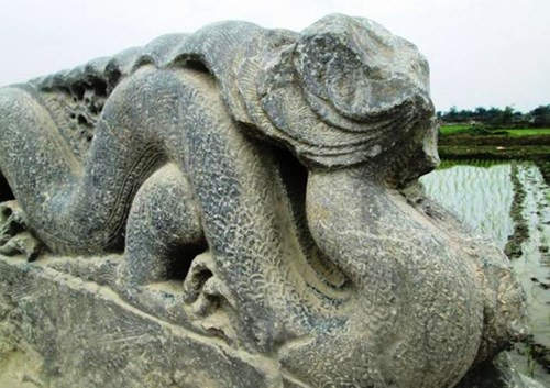 Kỳ bí đôi rồng đá mất đầu ở Thành Nhà Hồ - ảnh 1