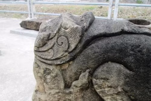 Kỳ bí đôi rồng đá mất đầu ở Thành Nhà Hồ - ảnh 2