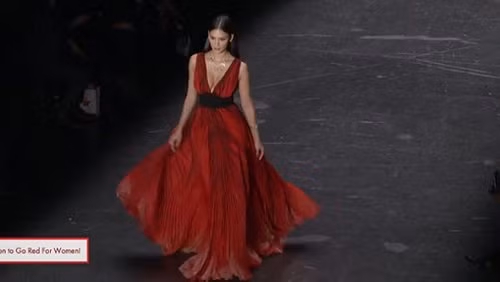tan hoa hau hoan vu 2015 nong bong tren san catwalk hinh anh 2