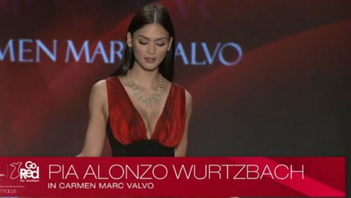 Tân hoa hậu Hoàn vũ 2015 nóng bỏng trên sàn catwalk