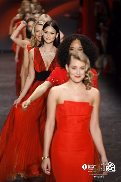 tan hoa hau hoan vu 2015 nong bong tren san catwalk hinh anh 3