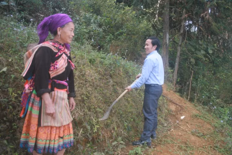 Không chỉ mở đường tới thôn bản, anh Châu còn vận động bà con bỏ những tục lệ lạc hậu để cùng phát triển.