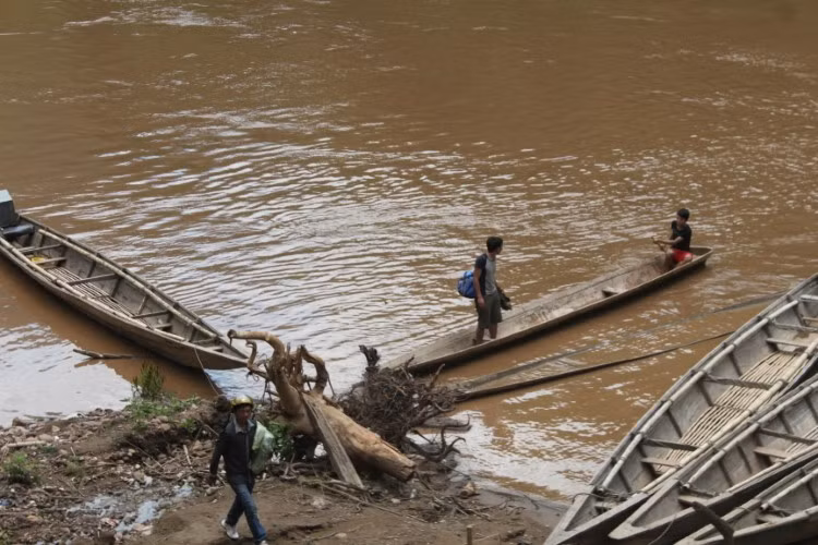 Những người lái đò trên dòng Nậm Nơn vẫn dùng thuyền độc mộc.