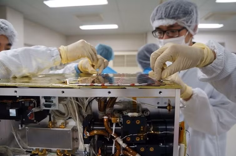 Các nhà khoa học trẻ của Trung tâm Vũ trụ Việt Nam tham gia nghiên cứu, chế tạo vệ tinh NanoDragon.