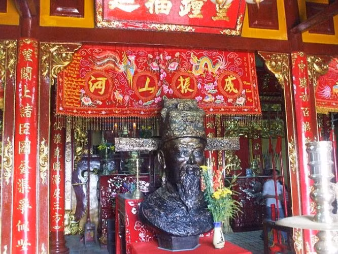 Tượng thờ Thoại Ngọc Hầu tại núi Sam, tỉnh An Giang.