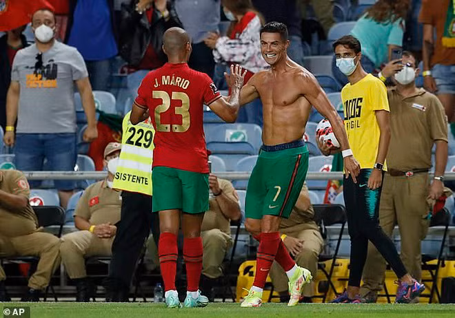 Cởi áo ăn mừng "giúp" Ronaldo sớm được về hội quân cùng các đồng đội tại Man Utd.