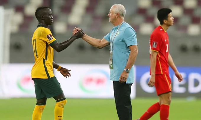 HLV Graham Arnold chia vui cùng học trò sau trận thắng Trung Quốc 3-0.