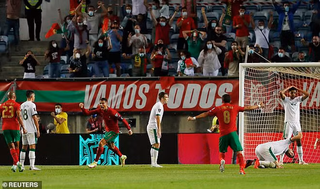 Ronaldo lập cú đúp giúp tuyển Bồ Đào Nga ngược dòng đánh bại CH Ireland.