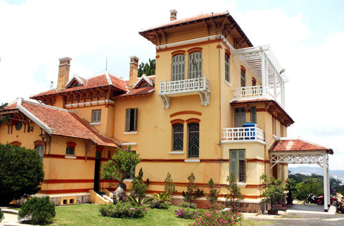 ben-trong-cung-hoang-hau-cuoi-cung-cua-phong-kien-viet-nam