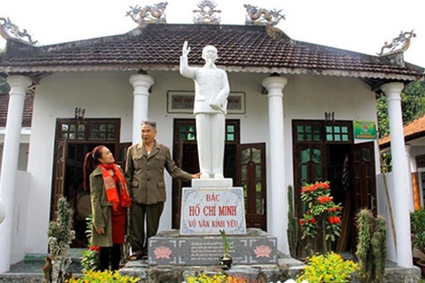 Cựu chiến binh Võ Như Thông và những kỷ vật về Bác Hồ tại khu nhà tưởng niệm Bác Hồ ở tổ Đồng Trường 2, thị trấn Trà My, huyện Bắc Trà My, tỉnh Quảng Nam.