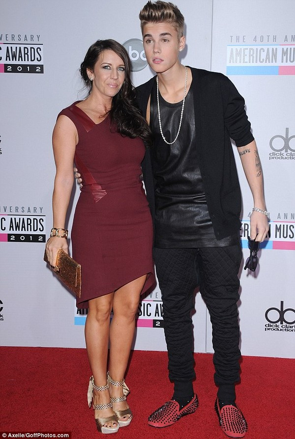 Justin Bieber cư xử kỳ quặc sau khi bị mẹ đẻ xa lánh
