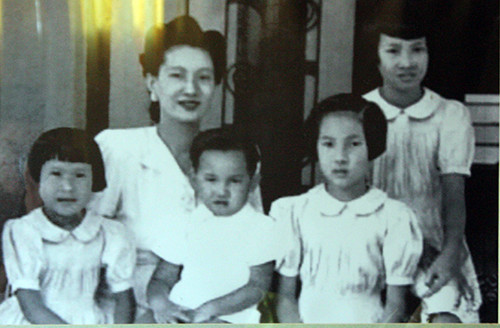 Hoàng hậu Nam Phương chụp ảnh cùng các con tại Đà Lạt vào năm 1947 trước khi sang Pháp. Ảnh được lưu giữ tại Cung Nam Phương Hoàng hậu.