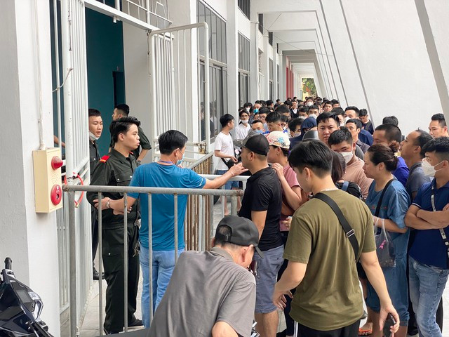 Đông đảo người hâm mộ tới nhận vé tại sân Lạch Tray hôm 12/6. Ảnh: TN.