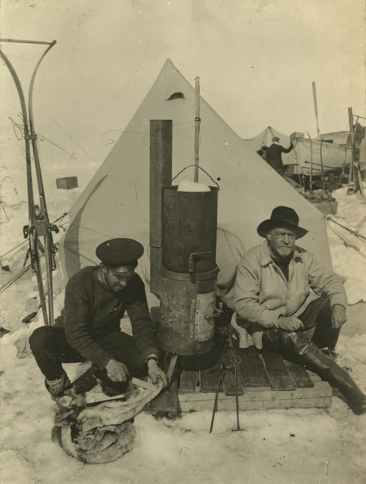 Ernest Shackleton (phải) và đồng đội Frank Hurley (trái) nấu ăn trước lều dựng tạm trên băng. Ernest Shackleton (phải) và đồng đội Frank Hurley (trái) nấu ăn trước lều dựng tạm trên băng.