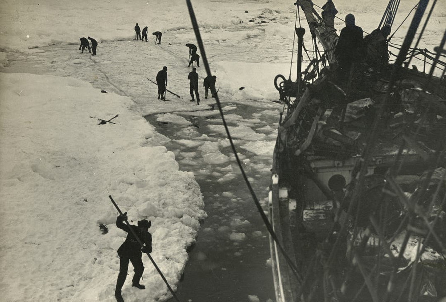 Các thủy thủ cố gắng phá lớp băng khiến tàu Endurance mắc kẹt ngoài khơi. Các thủy thủ cố gắng phá lớp băng khiến tàu Endurance mắc kẹt ngoài khơi.