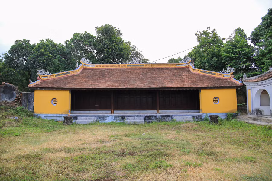 Miếu Long Châu là ngôi điện nằm ở trung tâm điện Voi Ré. Miếu Long Châu là ngôi điện nằm ở trung tâm điện Voi Ré.