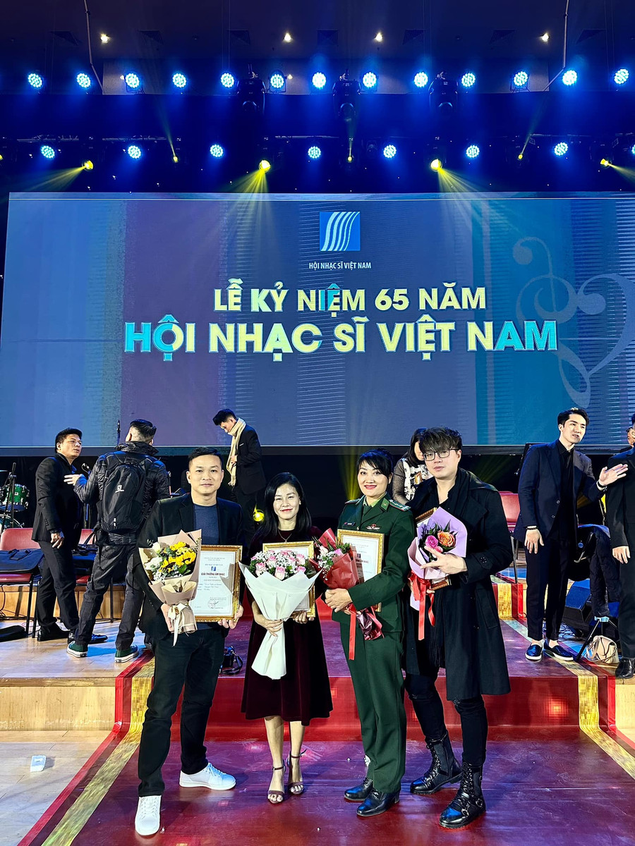 Thiếu tá, nhạc sĩ Tạ Duy Tuấn (phải) nhận giải thưởng hằng năm của Hội Nhạc sĩ Việt Nam năm 2022. Ảnh: NVCC. Thiếu tá, nhạc sĩ Tạ Duy Tuấn (phải) nhận giải thưởng hằng năm của Hội Nhạc sĩ Việt Nam năm 2022. Ảnh: NVCC.