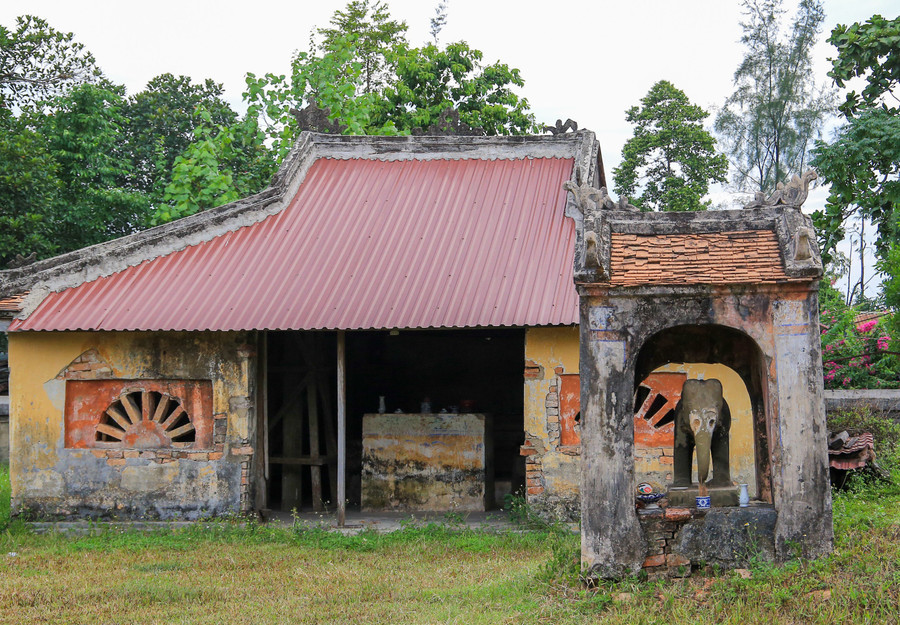 Hai bên miếu Long Châu là nơi thờ những con voi lập được nhiều chiến công trong trận mạc.