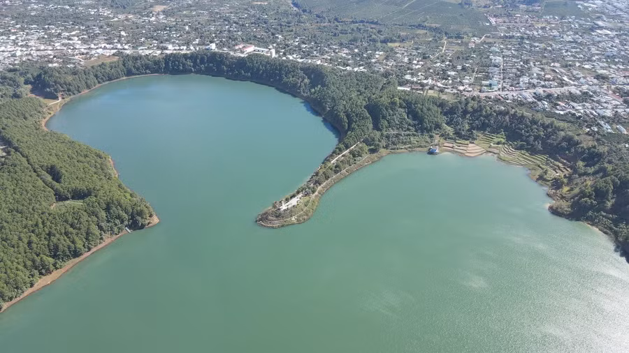 Biển Hồ Pleiku gồm 2 hồ chứa nước thông nhau, rộng gần 300 ha, nước trong xanh màu ngọc bích, nằm giữa một vùng núi cao và có một dải đất chạy dài ra giữa lòng hồ.