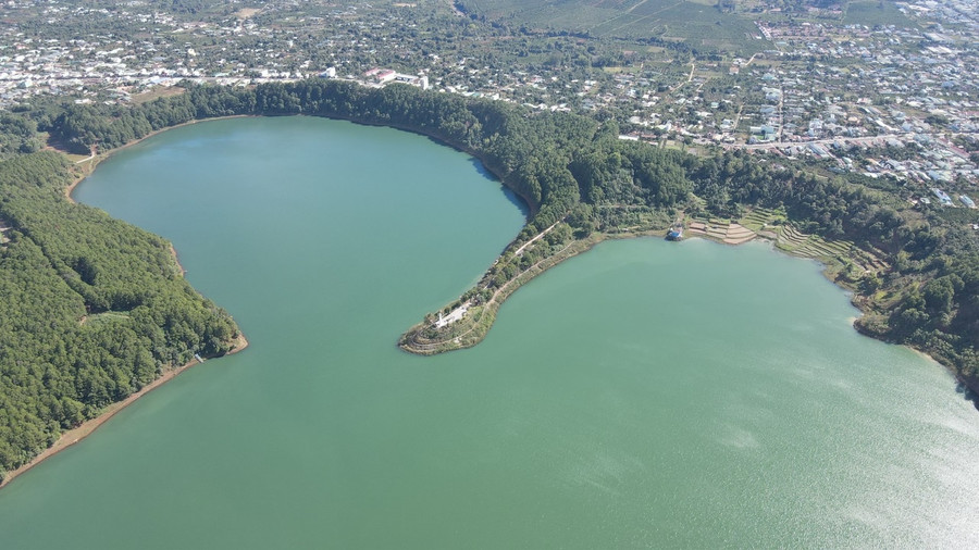 Biển Hồ Pleiku gồm 2 hồ chứa nước thông nhau, rộng gần 300 ha, nước trong xanh màu ngọc bích, nằm giữa một vùng núi cao và có một dải đất chạy dài ra giữa lòng hồ.