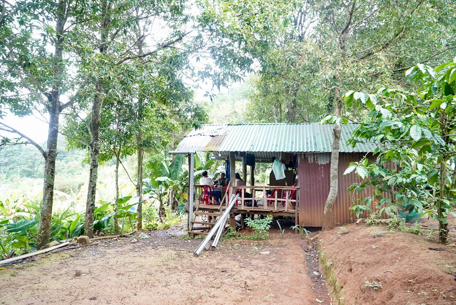 Mọi sinh hoạt của ông Ksor Nưk đều gói gọn trong căn nhà được thưng bằng ván chật hẹp, chỉ vừa chỗ ăn, ngủ.