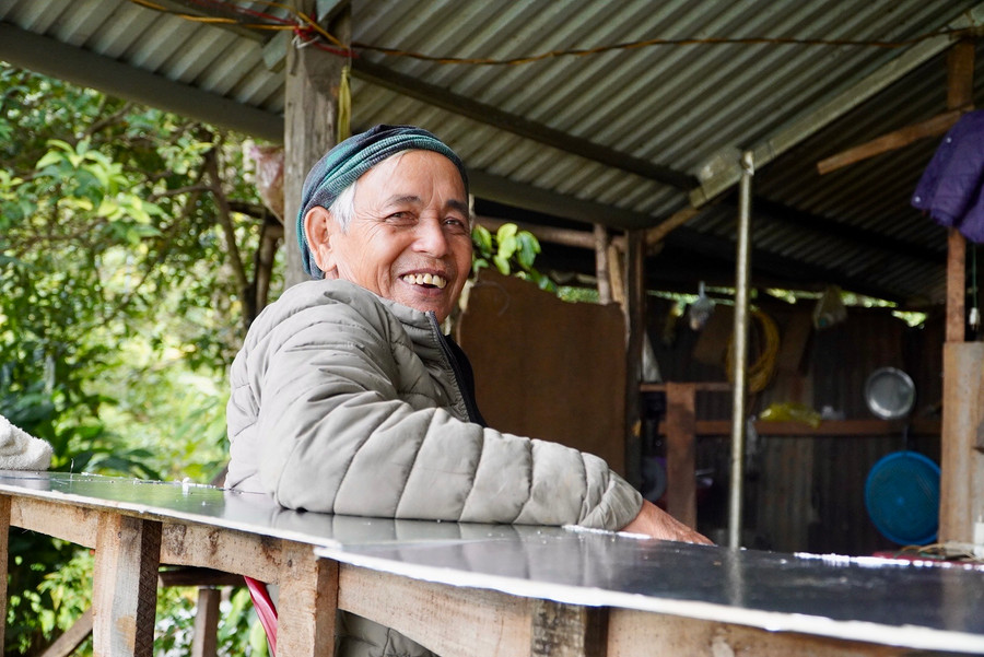 Già Ksor Nưk rạng ngời nhớ lại những câu chuyện từ nhiều năm về trước.