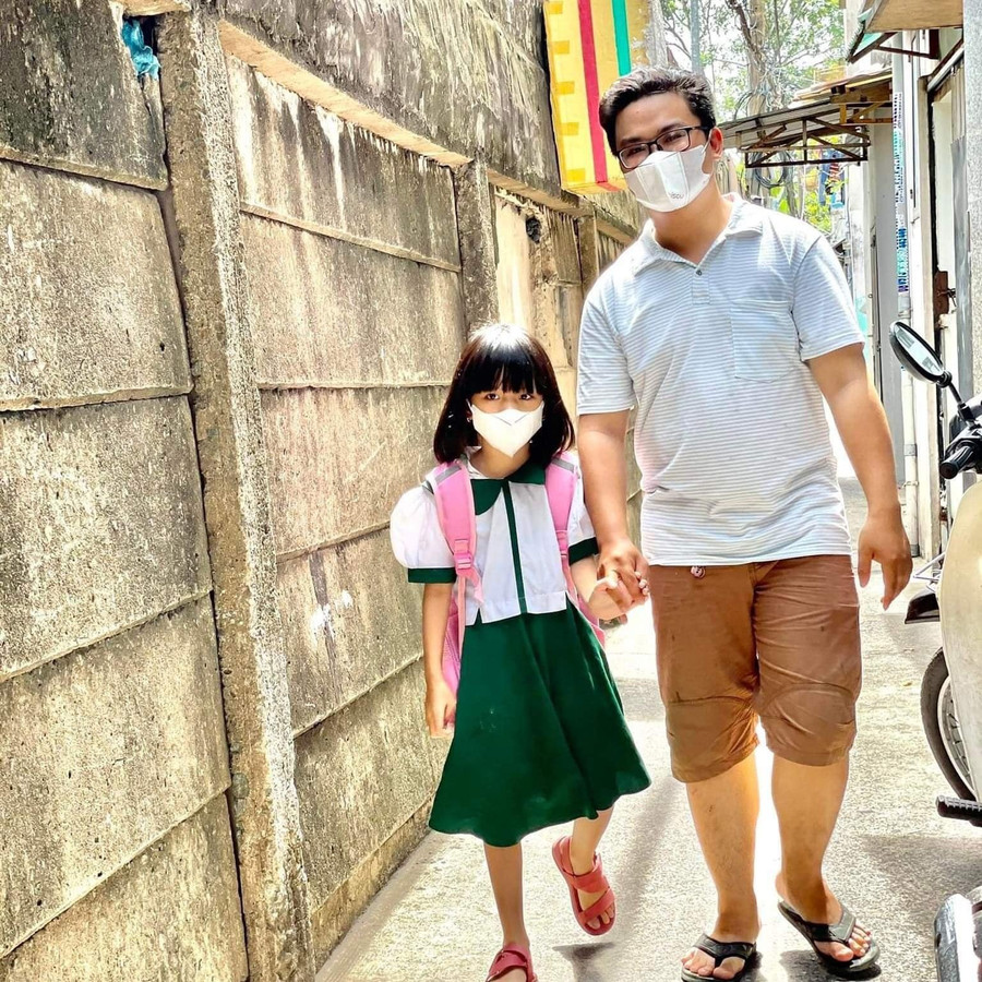 Quốc Đạt và bé Hoàng Anh trên đường đi học.