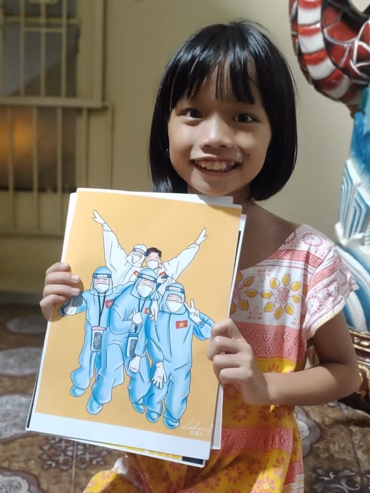 Bé Hoàng Anh và bức ảnh yêu thích. Ảnh: NVCC Bé Hoàng Anh và bức ảnh yêu thích. Ảnh: NVCC