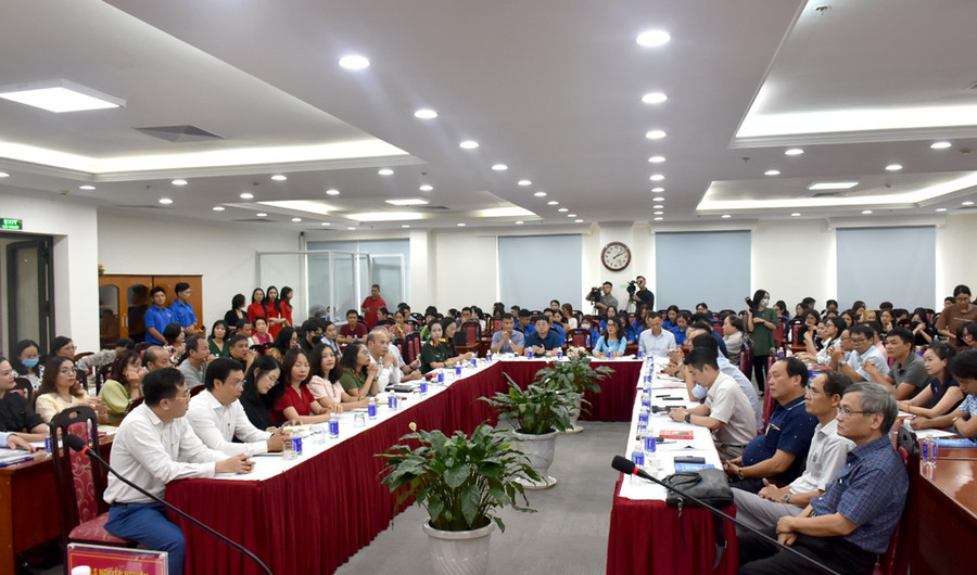 Hội thảo khoa học 'Sự tác động của xuất bản phẩm lậu, xuất bản phẩm giả đối với phát triển văn hóa đọc'. Hội thảo khoa học 'Sự tác động của xuất bản phẩm lậu, xuất bản phẩm giả đối với phát triển văn hóa đọc'.