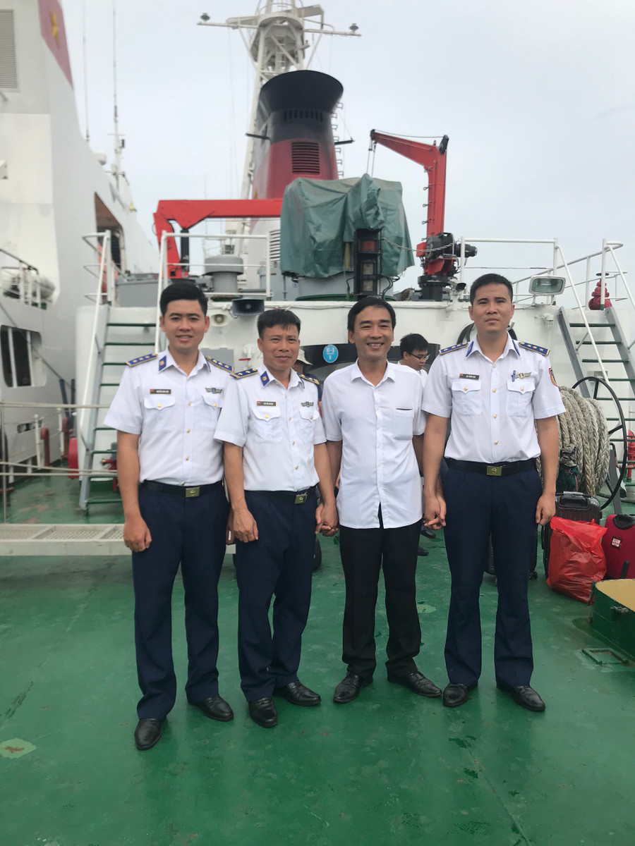 Nhà thơ Trần Khánh Toàn (thứ hai từ phải sang) chụp ảnh lưu niệm với BCH tàu CSB 8003 trong chuyến tuần tra vịnh Bắc Bộ năm 2020. Nhà thơ Trần Khánh Toàn (thứ hai từ phải sang) chụp ảnh lưu niệm với BCH tàu CSB 8003 trong chuyến tuần tra vịnh Bắc Bộ năm 2020.