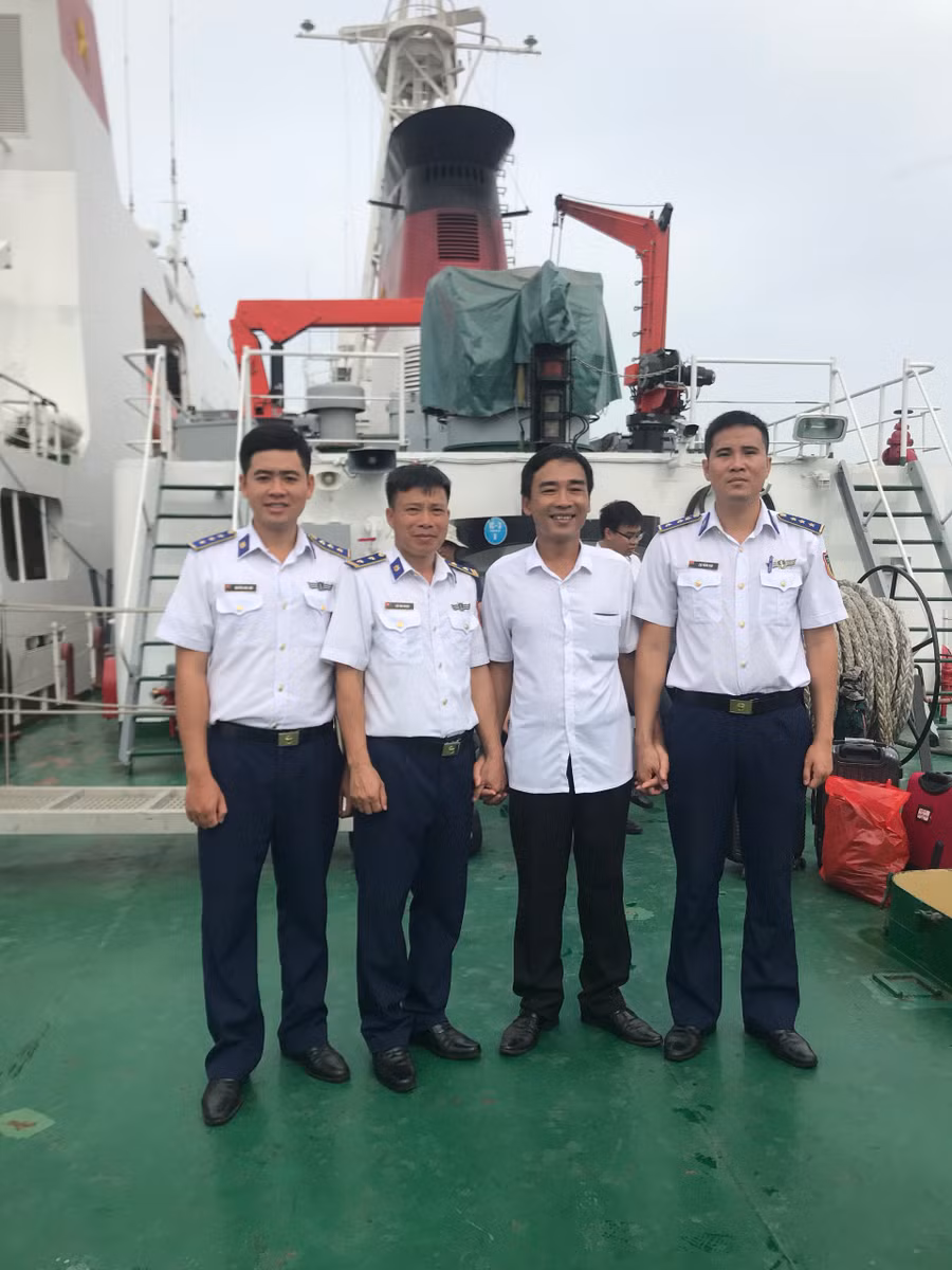 Nhà thơ Trần Khánh Toàn (thứ hai từ phải sang) chụp ảnh lưu niệm với BCH tàu CSB 8003 trong chuyến tuần tra vịnh Bắc Bộ năm 2020.
