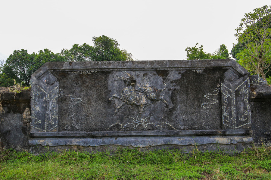 Bức bình phong Long Mã trước khi vào sân miếu.