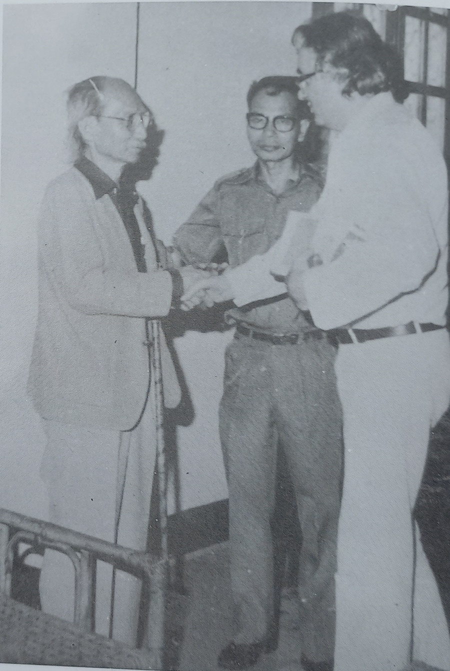 Nhà văn Nguyễn Tuân (trái) và chuyên gia ngôn ngữ Tiệp Khắc. Ảnh tư liệu.