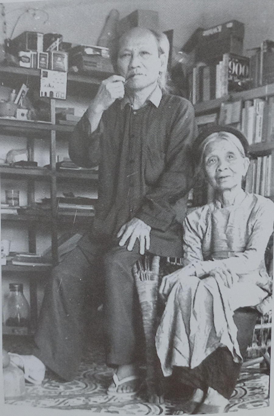 Nhà văn Nguyễn Tuân và vợ. Ảnh tư liệu.