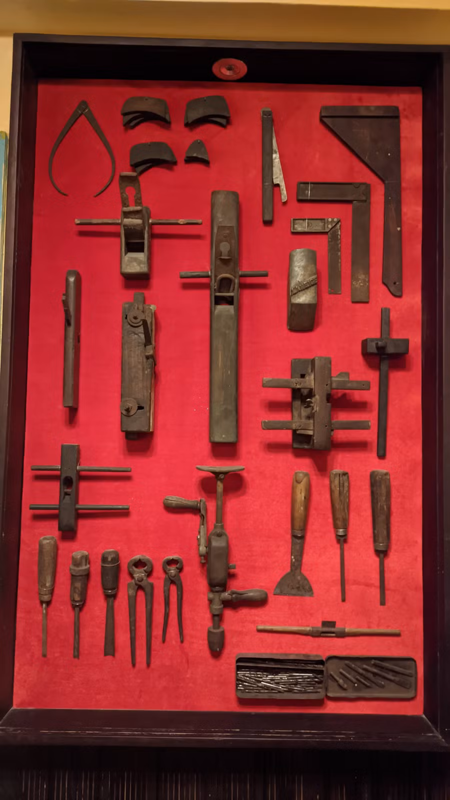 Bộ dụng cụ làm nghề mộc phục vụ cho công việc nhà thầu khoán Dinh Độc Lập của ông Lai. Ảnh: Hiếu Hiền