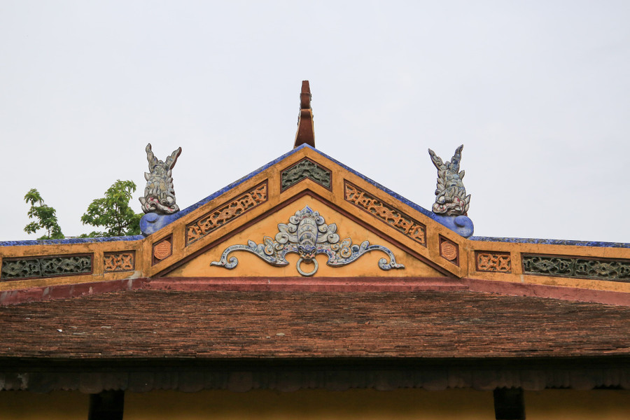 Các họa tiết tại miếu Long Châu với nhiều đường nét và hình dạng con vật được thiết kế độc đáo.