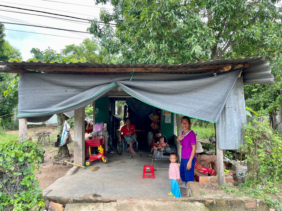 Căn nhà nhỏ được dựng tạm trên đất của anh trai là nơi gia đình chị Y Khot sinh sống. Ảnh: Dung Nguyễn