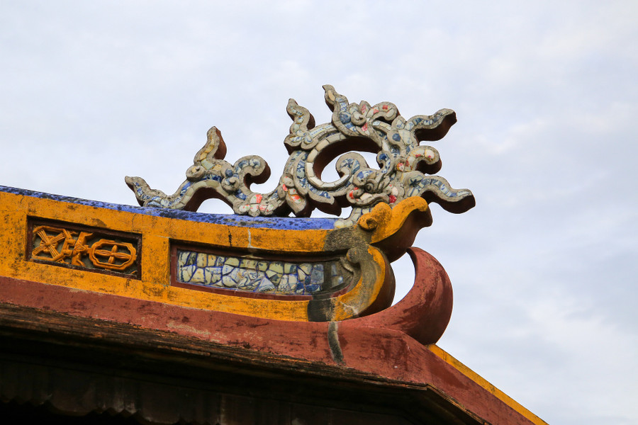 Các mảnh sành được gắn tỉ mỉ, chi tiết trên họa tiết.