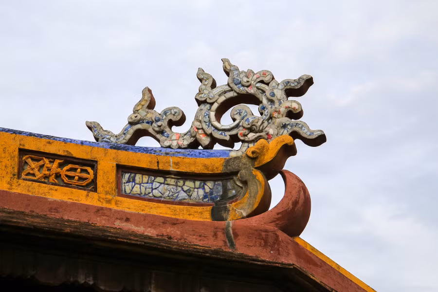 Các mảnh sành được gắn tỉ mỉ, chi tiết trên họa tiết. Các mảnh sành được gắn tỉ mỉ, chi tiết trên họa tiết.