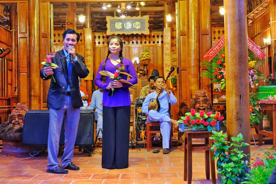 Đờn ca tài tử phục vụ du khách tại nhà dừa. Đờn ca tài tử phục vụ du khách tại nhà dừa.