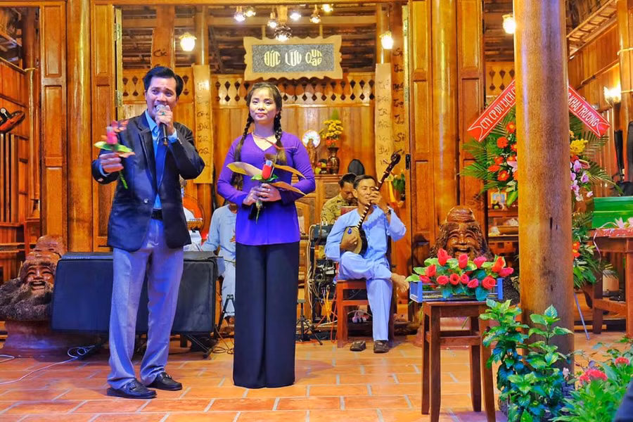 Đờn ca tài tử phục vụ du khách tại nhà dừa.