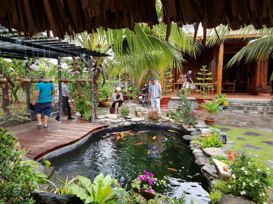 Khuôn viên xanh mát của nhà dừa. Khuôn viên xanh mát của nhà dừa.