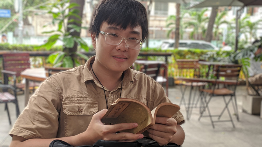 Huỳnh Hữu Phước hiện nay, khi đã đi học trở lại và đi theo con đường dịch sách. Ảnh: Hiếu Hiền - NVCC