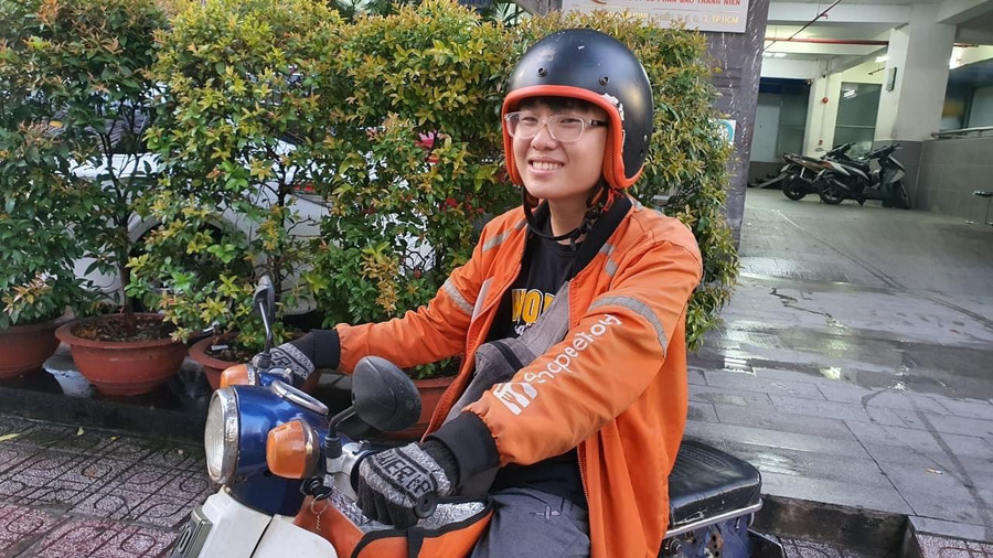 Huỳnh Hữu Phước khi còn là shipper, vừa làm việc vừa đọc và dịch sách. Ảnh: Hiếu Hiền - NVCC