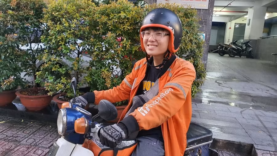 Huỳnh Hữu Phước khi còn là shipper, vừa làm việc vừa đọc và dịch sách. Ảnh: Hiếu Hiền - NVCC