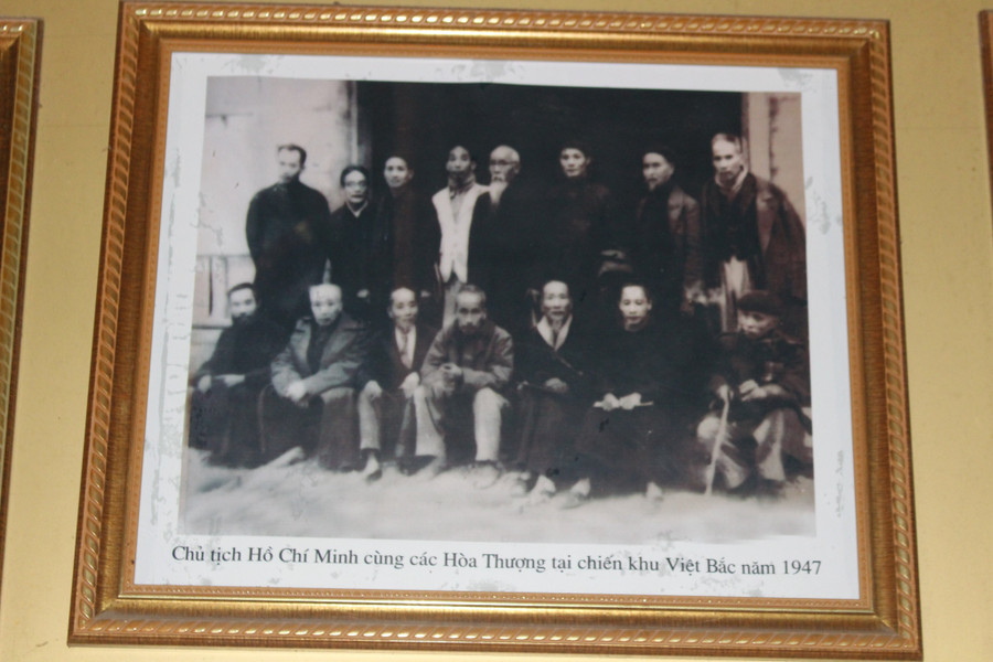 Bức ảnh quý hiếm chụp Bác Hồ và các nhà sư &apos;Cởi áo cà sa khoác chiến bào&apos;.